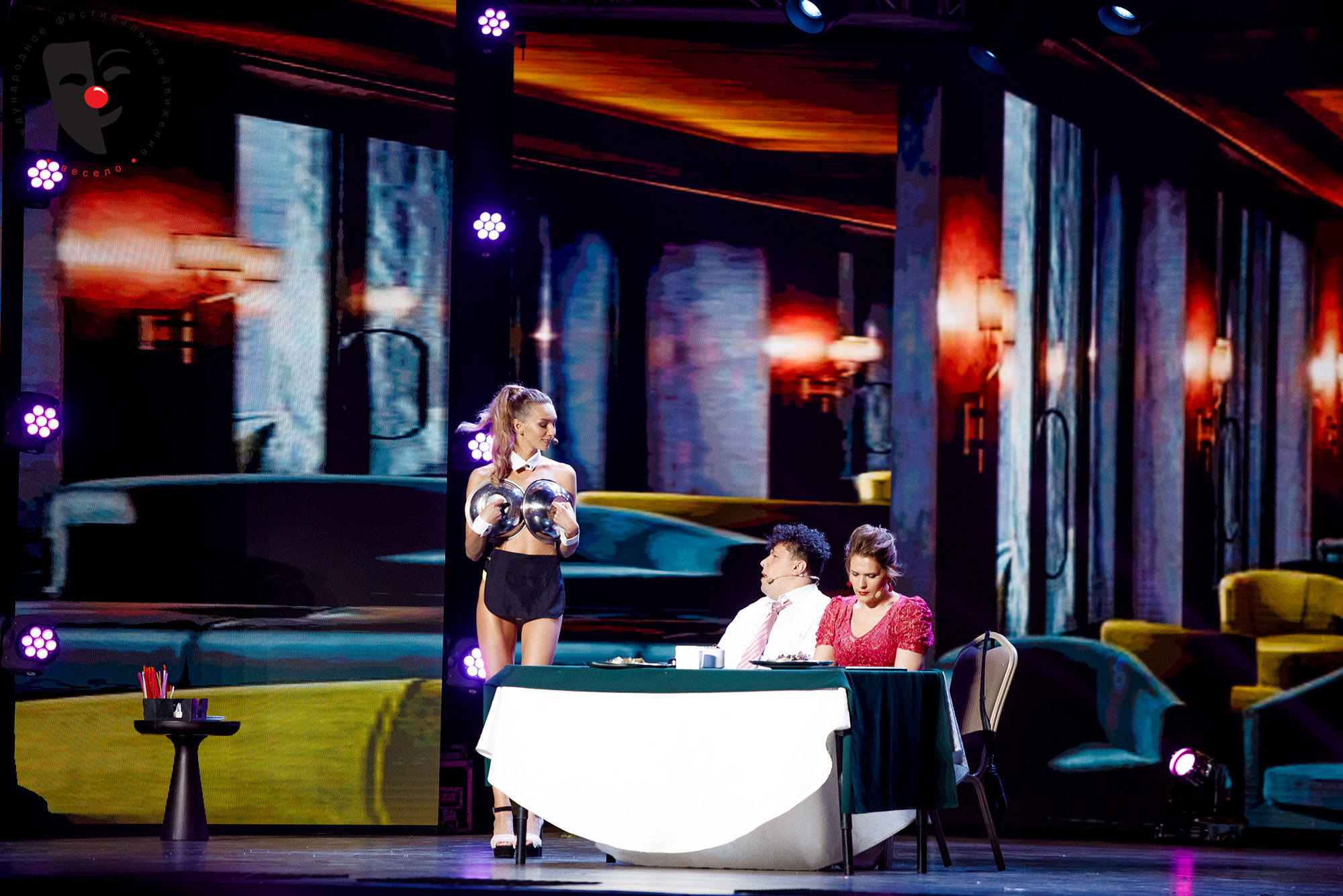 Зірка "Кварталу 95" вийшла на сцену оголеною (фото)